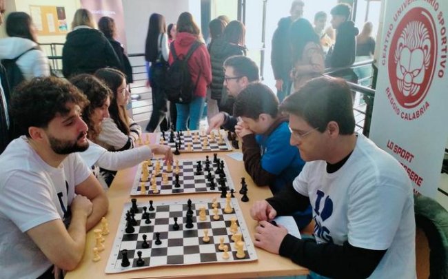La sezione di scacchi organizza sedute e tornei.